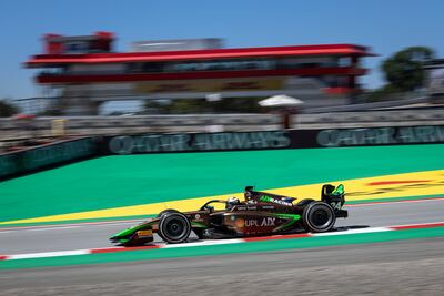 El monoplaza de PHM AIX Racing del piloto paraguayo Joshua Duerksen en la clasificación de la carrera principal de la sexta fecha de la Fórmula 2 en Montmeló, Barcelona.