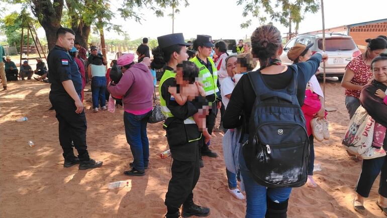 Momento en que mujeres y niños fueron retirados de la zona, por la Policía Nacional. Foto: Gentileza.