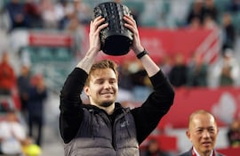 El kazajo Alexander Bublik exhibe el trofeo conquistado en Hong Kong.