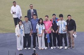 Lionel Messi posando con aficionados VIP de la India, además de sus colegas Rodrigo De Paul y Luis Suarez.