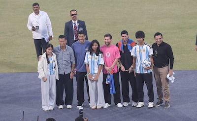 Lionel Messi posando con aficionados VIP de la India, además de sus colegas Rodrigo De Paul y Luis Suarez.