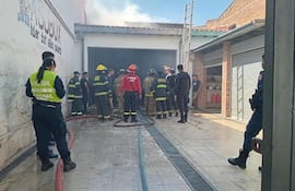 Bomberos controlan un incendio en ASUBOX.