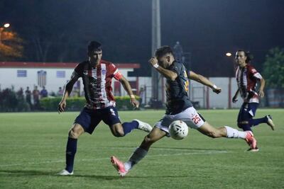 Maniobra de Armando Torres ante la cobertura defensiva de Julio Tintel.