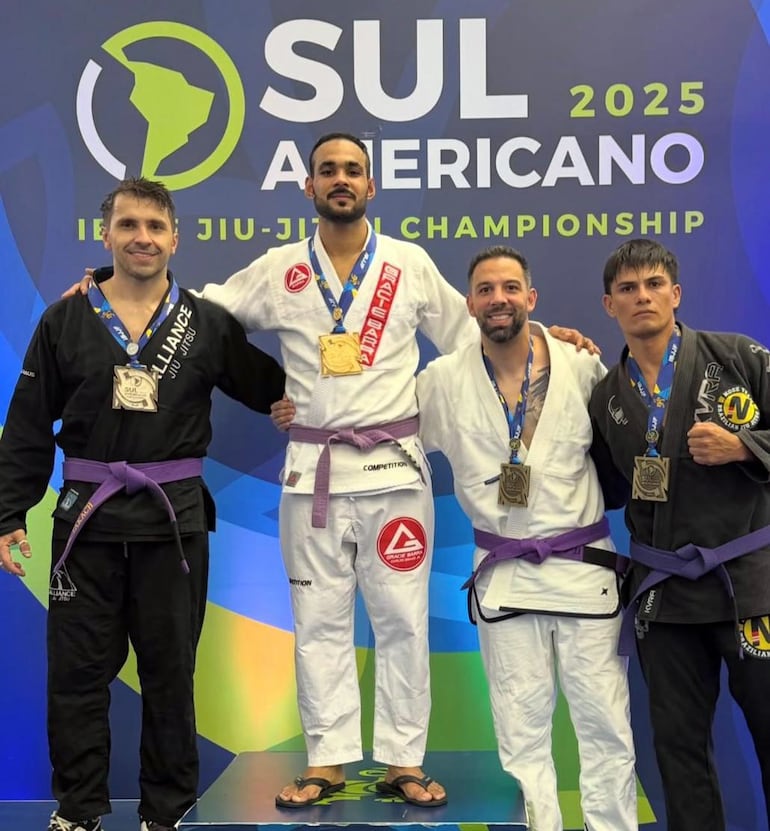 Fernando Vaesken (2º de la derecha), sonriente con sus colegas durante la ceremonia de premiación.