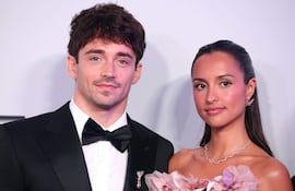 ¡Hermosa parejita! Charles Leclerc y su esposa Alexandra posando a su llegada a la 70.ª edición del “Baile de la Rosa” en el Sporting Club de Montecarlo, en Mónaco. (Valery HACHE / AFP)