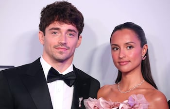 ¡Hermosa parejita! Charles Leclerc y su esposa Alexandra posando a su llegada a la 70.ª edición del “Baile de la Rosa” en el Sporting Club de Montecarlo, en Mónaco. (Valery HACHE / AFP)
