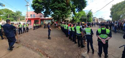 Los agentes policiales procedieron a separar a los dos grupos tras el incidente.