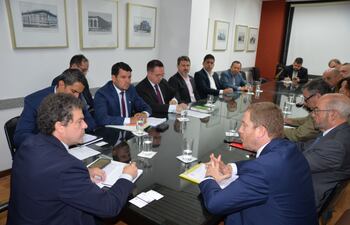 El viceministro de Relaciones Económicas e Integración, Enrique Franco, conversa con el titular de Cafym, Esteban Dos Santos, en la reunión con empresarios del sector exportador e importador de nuestro país, en octubre pasado, tras el primer anuncio del peaje en la Hidrovía.