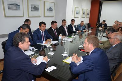 El viceministro de Relaciones Económicas e Integración, Enrique Franco, conversa con el titular de Cafym, Esteban Dos Santos, en la reunión con empresarios del sector exportador e importador de nuestro país, en octubre pasado, tras el primer anuncio del peaje en la Hidrovía.