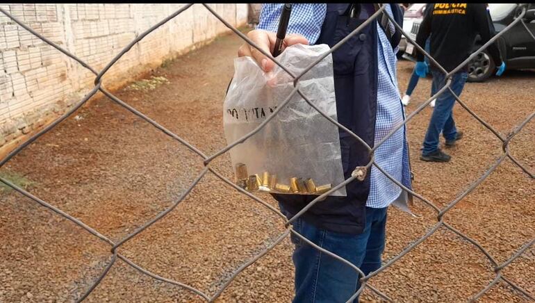 Personal del Departamento de Criminalística levantaron en total 13 vainillas servidas y percutidas calibre 9mm.
