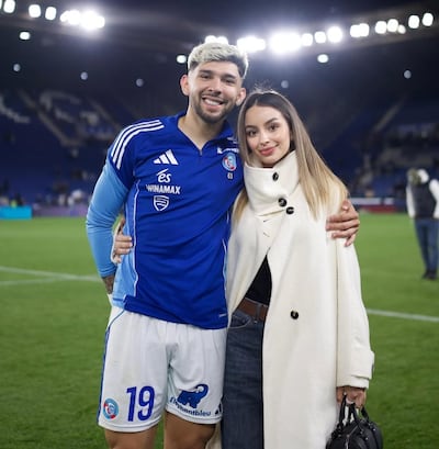 Julio Enciso con su esposa Melissa Cardona en el Stade de la Meinau en Francia.