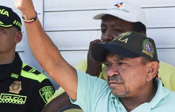 Luis Manuel Díaz, 58 años, saluda a sus compueblanos. Estuvo secuestrado 12 días en manos de guerrilleros colombianos.