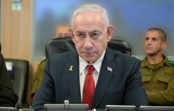 FOTODELDIA JERUSALÉN (ISRAEL), 24/08/2025.- El primer ministro de Israel, Benjamin Netanyahu, atiende desde Jerusalén a los bombardeos del Ejército israelí a un complejo militar, dos plantas eléctricas y un almacén de combustible este domingo en Saná, la capital de Yemen, supuestamente utilizados para "actividades militares" por los rebeldes hutíes, que controlan la ciudad. EFE/IDF SÓLO USO EDITORIAL, PERMITIDO SU USO SÓLO EN RELACIÓN A LA INFORMACIÓN QUE APARECE EN EL PIE DE FOTO (CRÉDITO OBLIGATORIO)