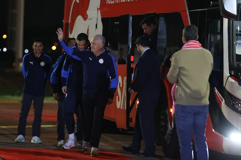 El director técnico de la selección de Paraguay, Gustavo Alfaro, a su llegada al Aeropuerto Internacional Silvio Pettirossi, tras ser eliminada por Francia en los octavos de final de la Copa del Mundo.