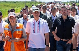 La ministra de obras, Claudia Centurión con el presidente Santiago Peña y el vicepresidente Pedro Alliana.