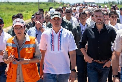 La ministra de obras, Claudia Centurión con el presidente Santiago Peña y el vicepresidente Pedro Alliana.