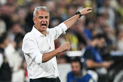 El director técnico turco del Fenerbahçe, İsmail Kartal, reacciona durante el partido de fútbol de la primera jornada de la fase de liga de la Liga de Campeones de la UEFA entre el Fenerbahçe SK y la AS Roma, en el estadio Fenerbahçe Şükrü Saracoğlu (o estadio Chobani) de Estambul.