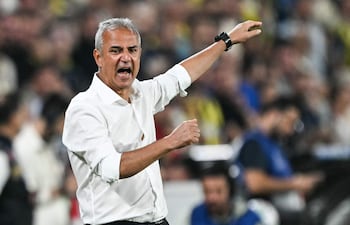 El director técnico turco del Fenerbahçe, İsmail Kartal, reacciona durante el partido de fútbol de la primera jornada de la fase de liga de la Liga de Campeones de la UEFA entre el Fenerbahçe SK y la AS Roma, en el estadio Fenerbahçe Şükrü Saracoğlu (o estadio Chobani) de Estambul.