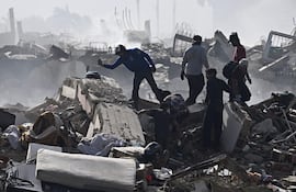 Voluntarios buscan a sobrevivientes en la localidad de Caraballeda, en el estado de La Guaira, tras los terremotos que azotaron a Venezuela en la noche del miércoles. Unos 16 países enviaron equipos especializados de búsqueda de personas en contextos complejos.