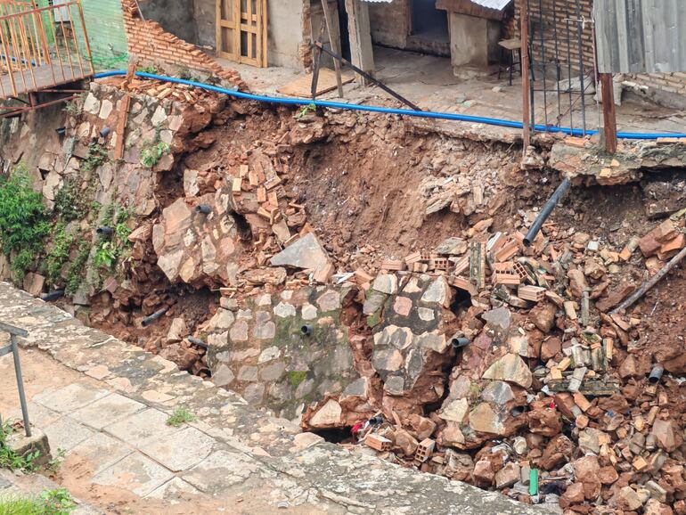 Cayó parte de muro de contención en barrio Obrero