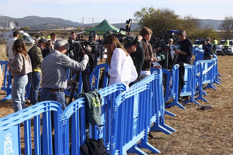  Amplia presencia de medios de comunicación en el lugar del siniestro mientras miembros de los servicios de rescate y maquinaria pesada continúan este viernes los trabajos de rescate de los dos trenes accidentados este miércoles en Urda (Toledo), donde han fallecido al menos 69 personas. 