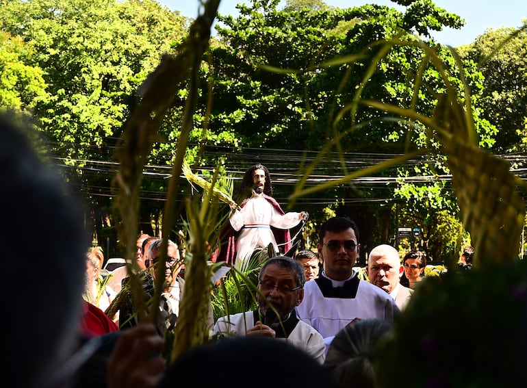 Religiosos ingresan a la Catedral con una imagen de Jesús, montado en un burro, como ocurrió hace siglos en Jerusalén.