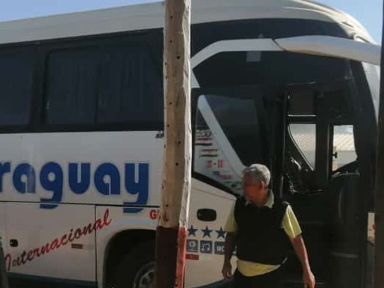 Los pasajeros llegaron al distrito de Fuerte Olimpo a bordo de esta moderna unidad, sin complicaciones alguna.