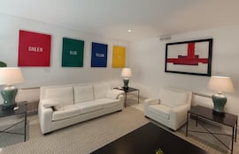 Obras de los artistas Gustavo Riego e Ilma Laterza Codas se exhiben en la sala de la residencia de la Embajada de España, en el marco del proyecto "Arte en residencia".