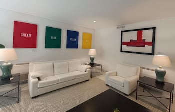 Obras de los artistas Gustavo Riego e Ilma Laterza Codas se exhiben en la sala de la residencia de la Embajada de España, en el marco del proyecto "Arte en residencia".