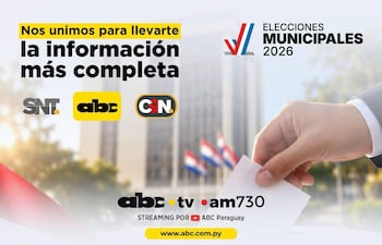Mano inserta un voto en una urna, rodeada de banderas paraguayas y logotipos de medios en un ambiente soleado.
