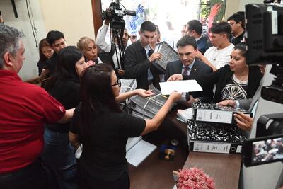 Carlos Pereira entrega al Ministerio del Interior 43 biblioratos como parte de su informe final de intervención a la Municipalidad de Asunción.