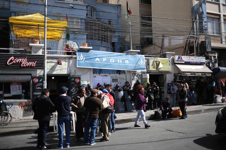 Activistas respaldan hoy a la española Amparo Carvajal (arriba-i) mientras monta una vigilia desde una terraza en la sede de la Asamblea Permanente de Derechos Humanos de Bolivia, en La Paz (Bolivia).
