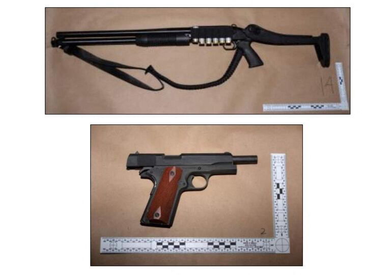 Imagen compartida por la Fiscalía del distrito de Washington de las armas que portó el atacante de la gala de corresponsales de la Casa Blanca y con las que pretendía asesinar a Donald Trump. 