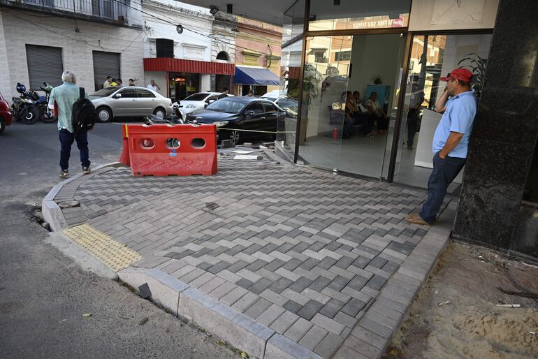 Veredas cuentan con el pavimento táctil de alerta en sus rampas, pero no de sentido de circulación.
