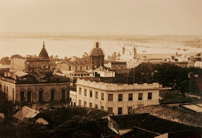 Panorama de Asunción en tonos sepia, destacando edificios con cúpulas y un río al fondo.
