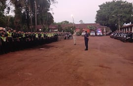 La formación del personal en el patio de la Dirección de Policía marcó el inicio del operativo de control preventivo.