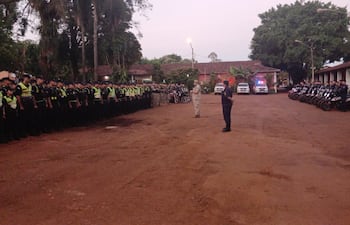 La formación del personal en el patio de la Dirección de Policía marcó el inicio del operativo de control preventivo.