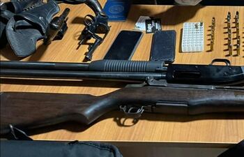 Armas incautadas durante el allanamiento en la vivienda de Celso Bobadilla, procesado por violencia familiar.
