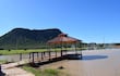 En el Parque Ecológico Cerro Hũ, una laguna con muelle permite contemplar el cerro Hũ y el Cristo Redentor en un entorno natural.
