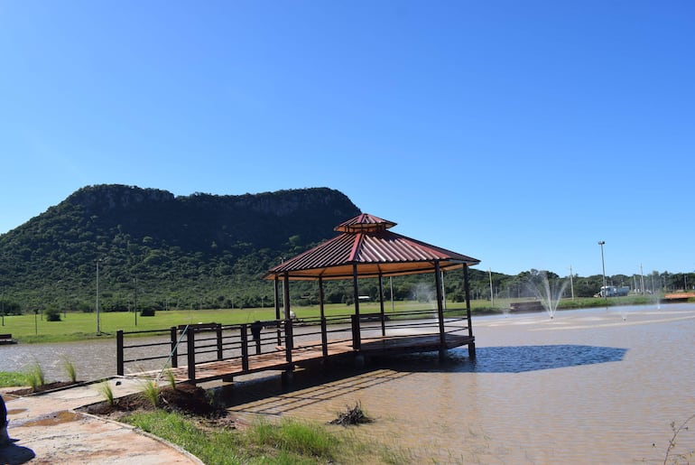 En el Parque Ecológico Cerro Hũ, una laguna con muelle permite contemplar el cerro Hũ y el Cristo Redentor en un entorno natural.