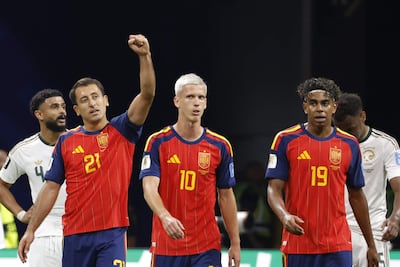Mikel Oyarzábal (i), Dani Olmo y Lamine Yamal, en el festejo de uno de los goles del 21.