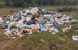 Denuncian a empresa recolectora de Acahay por presuntamente arrojar desechos en un terreno privado de Carapeguá.