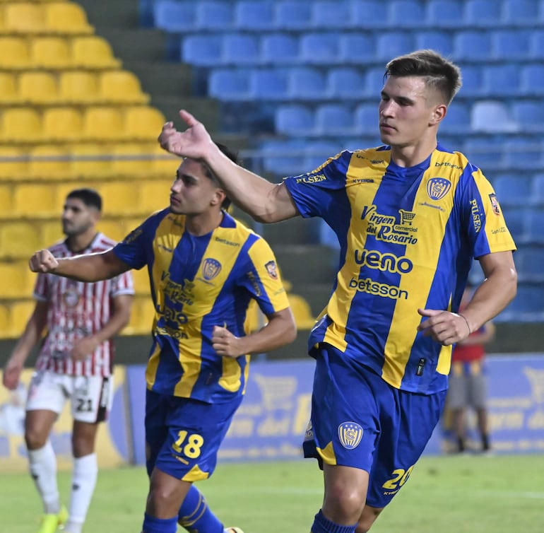 Iván Maggi desde los 12 pasos estableció el empate para Luqueño y sale a festejar se suma detrás Sebastián Quintana. En el fondo el rayadito Hugo González no puede creer.