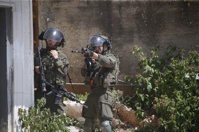 Soldados israelíes se enfrentan a manifestantes palestinos que protestan contra los asentamientos en Cisjordania.