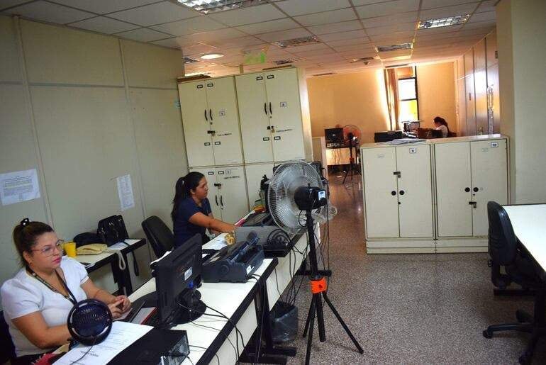Los funcionarios se vieron obligados a realizar colectas para comprar ventiladores ante la falta de climatización en el Palacio de Justicia de Paraguarí.