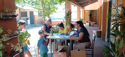 Tres mujeres adultas, una niña y un niño durante la inscripción