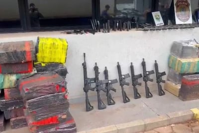 Las evidencias incautadas durante el operativo interinstitucional en Brasil. Se encontraron armas y marihuana en medio del transporte de cerdos.