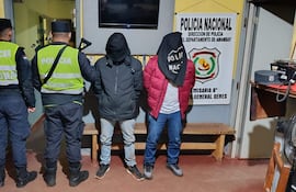 Los detenidos Álvaro David Espínola Benítez y Micael Cohene Macian, en una sede policial de Pedro Juan Caballero.