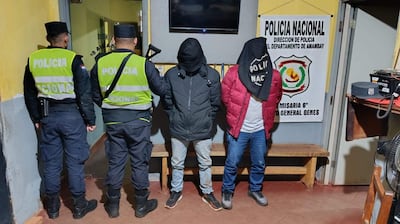 Los detenidos Álvaro David Espínola Benítez y Micael Cohene Macian, en una sede policial de Pedro Juan Caballero.