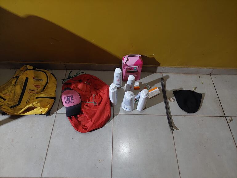 Artículos robados encontrados en poder de los detenidos.